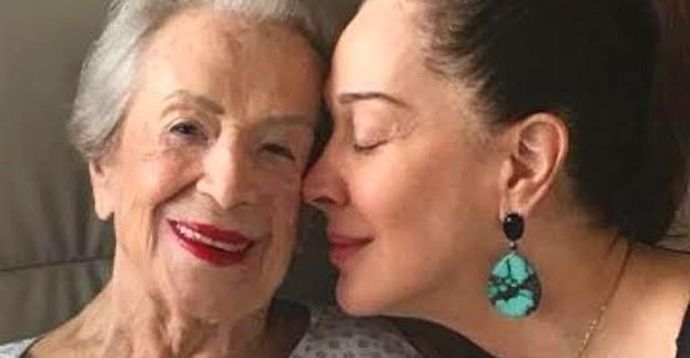 Com vídeo emocionante, Claudia Raia relembra da mãe: ”Hoje seria seu aniversário!”