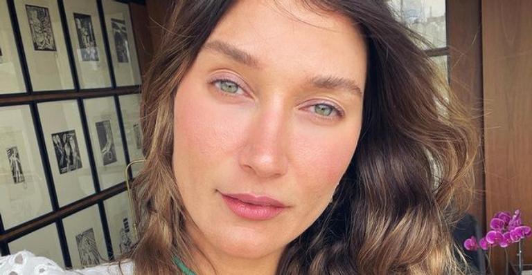 Gabriela Pugliesi surpreende e aparece usando colar com o nome do novo affair
