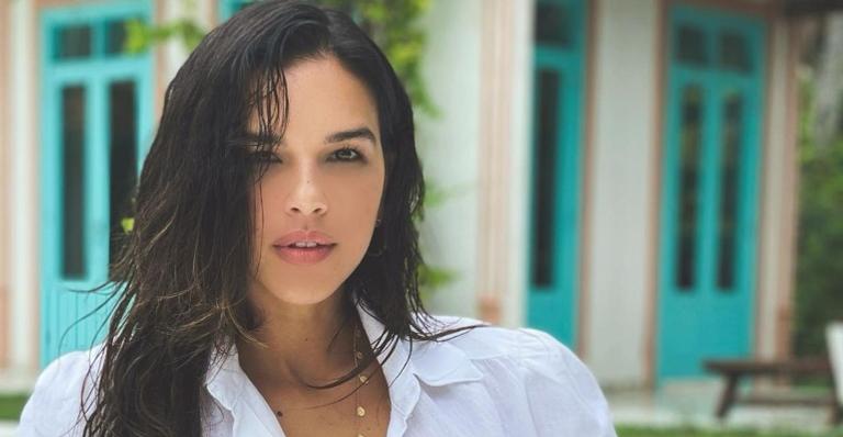 Mariana Rios posa de biquíni rosa em cenário paradisíaco e eleva temperatura: ”Sereia”