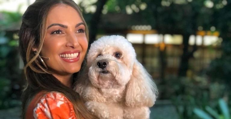 De biquíni roxo, Patrícia Poeta ousa na elegância em clique na ducha: ”Recarregando!”