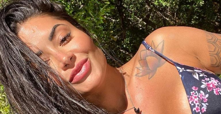 Aline Riscado posa de costas com biquíni fio dental e exibe bumbum perfeito: ”Um monumento!”