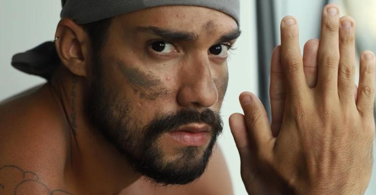 Focado, Arcrebiano celebra sua participação no programa ‘No Limite’ e dispara: ”Desafios”