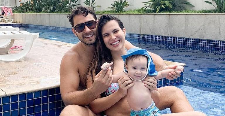 Kamilla Salgado posa com o marido e o filho e se declara: ”Pensa numa alegria”