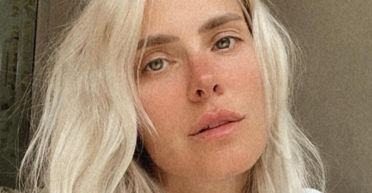 Carolina Dieckmann posa com o cabelo para cima e faz piadinha