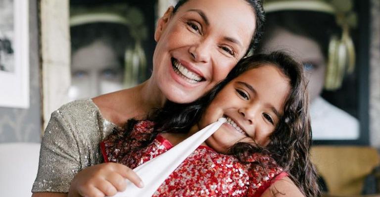 Carolina Ferraz posa em momento carinhoso com a filha: ”Começar a semana com muito afeto”