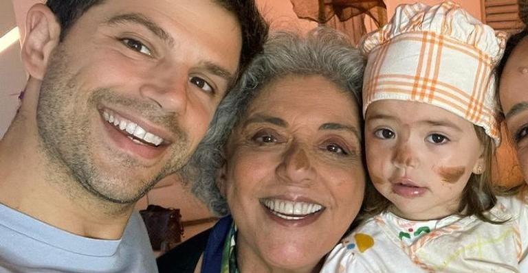 Duda Nagle mostra momento de diversão em família: ”Doutora Zoe cuidando do papaizinho dodói”