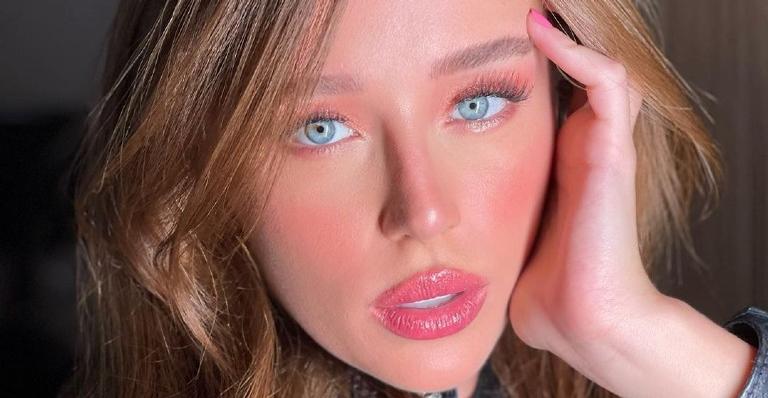 Duda Reis surge belíssima em clique de maiô rosa e motiva a web: ”Você é pura magia”