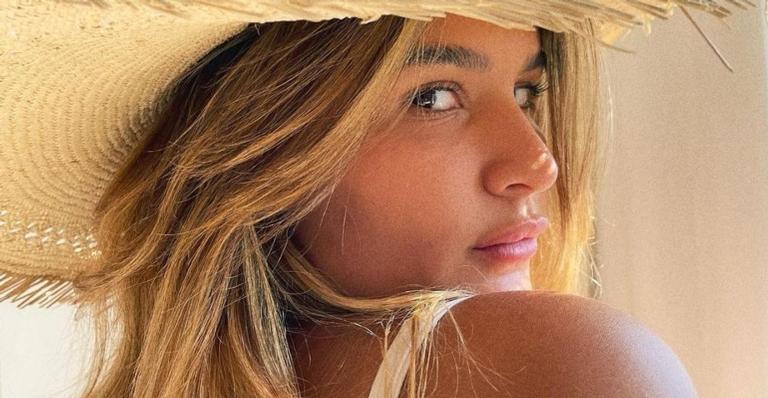 Filha gata de Flávia Alessandra empina o bumbum com maiô fio dental e para tudo: ”Sensacional”