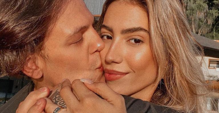 Gabi Brandt faz careta com Saulo Poncio durante passeio de carro e encanta web: ”Nós dois”