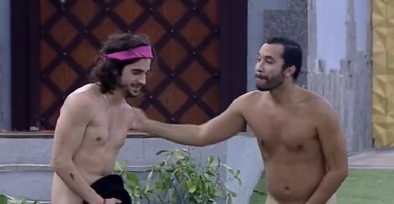 BBB21: Após voltarem do paredão, Gil e Fiuk se beijam e pulam completamente nus na piscina