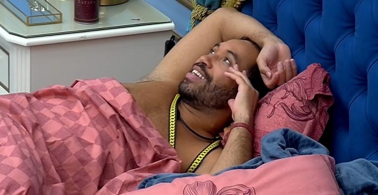 BBB21: Gilberto se diverte ao relembrar momento com brother: ”Eu beijei na boca de Fiuk!”