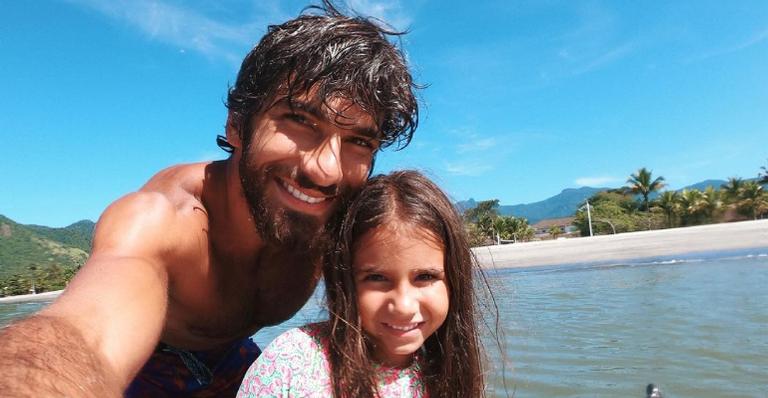 Hugo Moura encanta fãs ao postar clique da filha, Maria Flor na praia: ”Muito princesa!”