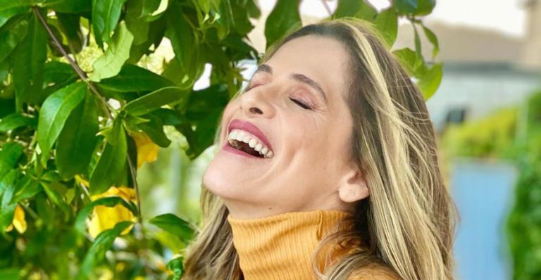 Ingrid Guimarães esbanja alto astral ao curtir dia de sol e calor: ”Domingo colorido”