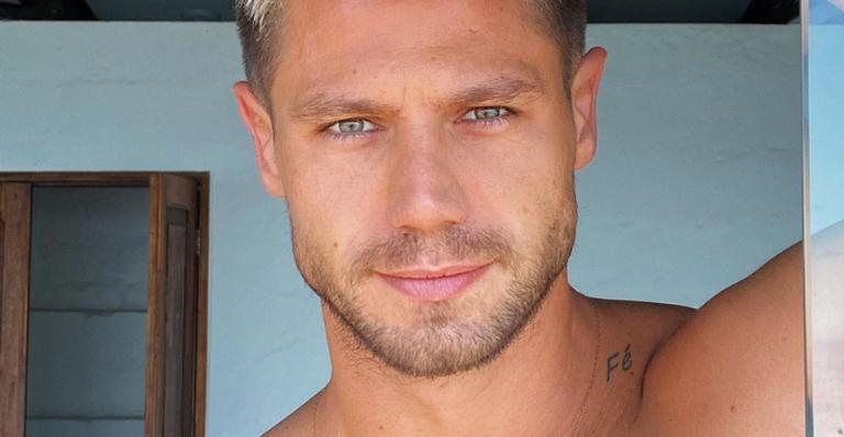 Jonas Sulzbach surge sem camisa e boa forma impressiona: ”Abdômen nas minhas costas”