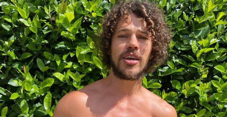 De sunga, José Loreto faz sucesso ao tomar banho em cachoeira: ”Tarzan”