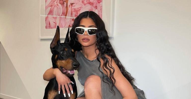 Kylie Jenner dispensa blusa e exibe shape impecável em clique quente: ”Vida real”