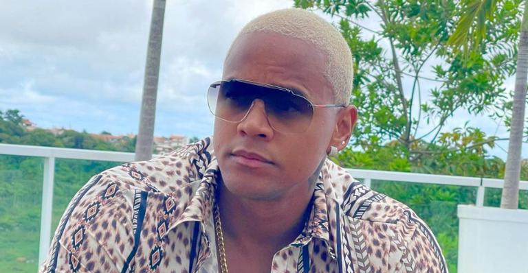 Léo Santana arranca suspiros da web ao exibir seus músculos: ”O gigante tem nome”