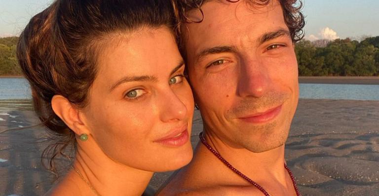 Na praia, Di Ferrero se derrete por Isabeli Fontana: ”Só tiro a máscara pra beijar na boca”