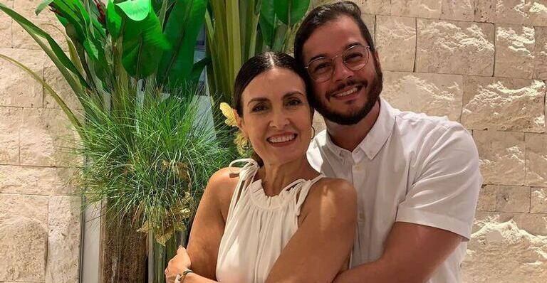 Fátima Bernardes usa macacão colorido e namorado brinca: ”Linda até parecendo um pisca-pisca”