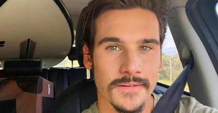 Nicolas Prattes ganha pranchas de surfe de presente e comemora: ”Tô igual criança”