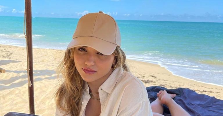 De madeixas naturais, Rafa Kalimann posa em luz natural e deixa web boquiaberta com beleza