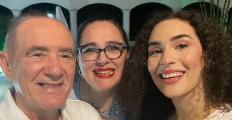 Renato Aragão se diverte ao lado da família: ”Brincadeira em família é uma maravilha”