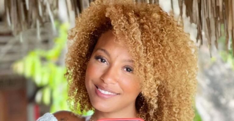 Sheron Menezzes impressiona a web ao posar de ponta cabeça na praia