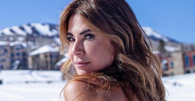 Só de lingerie, Luciana Gimenez posa abaixando a calcinha e para tudo: ”Um corpo é um corpo”
