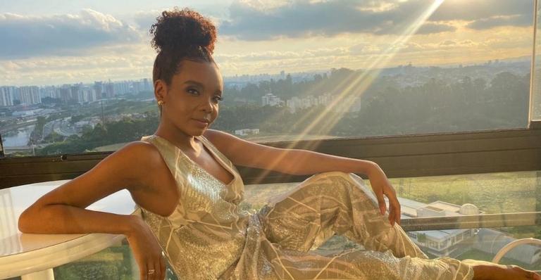 Thelma Assis exibe o vestido luxuoso usado no ‘Encontro’ e arranca declarações: ”Amei”