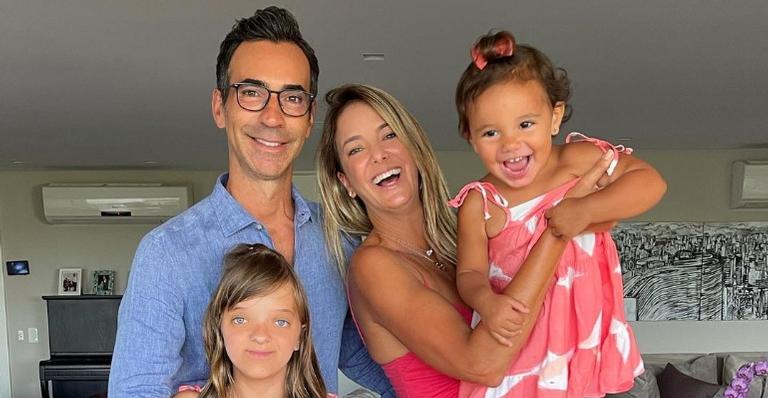 Ticiane Pinheiro se derrete ao compartilhar clique com César Tralli e as filhas: ”Minha alegria”