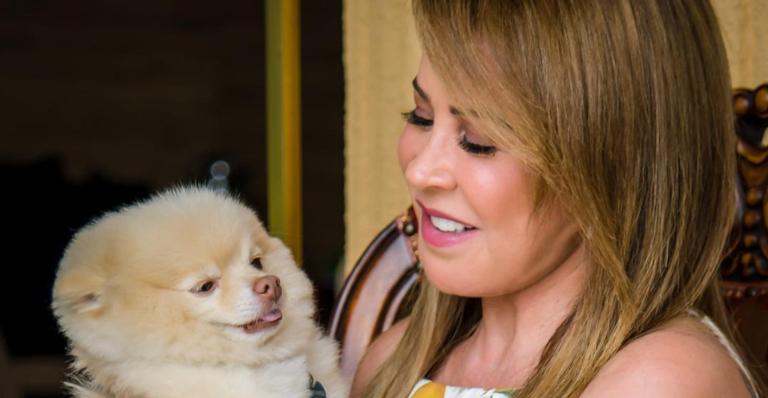 Zilu Camargo encanta ao passear com seu cachorrinho de estimação, Bilu