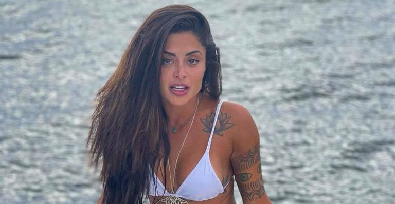Aline Riscado derrete corações ao posar com uma de suas gatinhas de estimação
