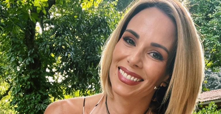 Ana Furtado renova as energias com banho de sol matinal: ”Chego cansadinha e saio renovada”