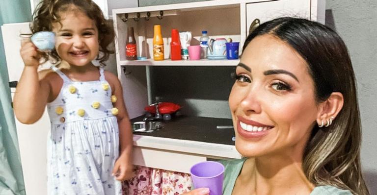 Bella Falconi flagra filha caçula se divertindo na piscina e web se derrete: ”Uma princesa”
