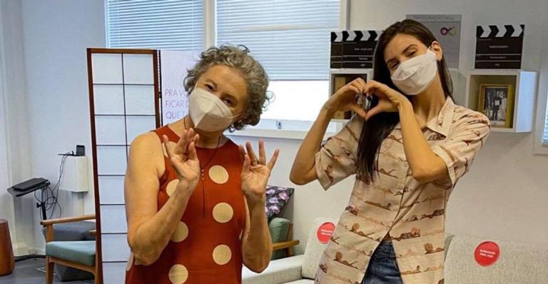 Camila Queiroz mostra reencontro com Ana Lucia Torres nos bastidores de Verdades Secretas 2