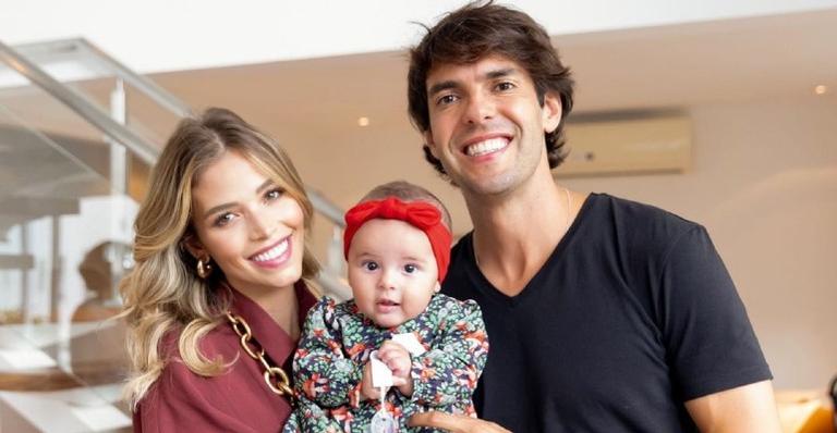 Carol Dias, Kaká e Esther surgem em sequência de fotos perfeitas