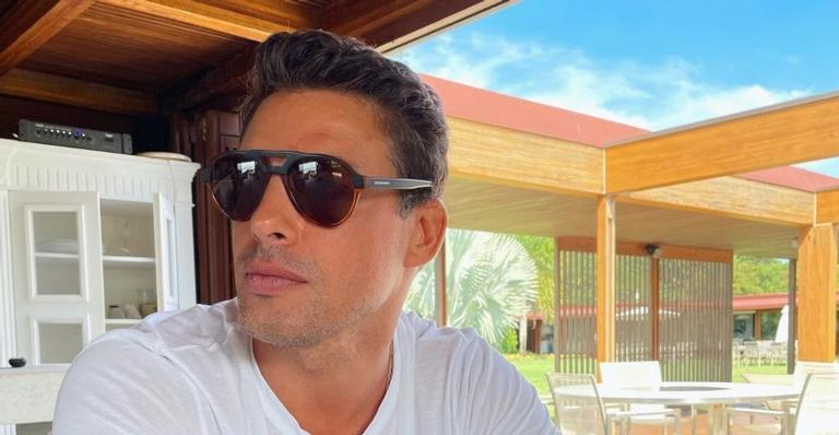 Sorridente, Cauã Reymond arranca declarações ao publicar clique: ”Companhia na corridinha”
