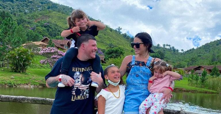 Ferrugem derrete a web ao postar vídeo cantando para filha, que está doente
