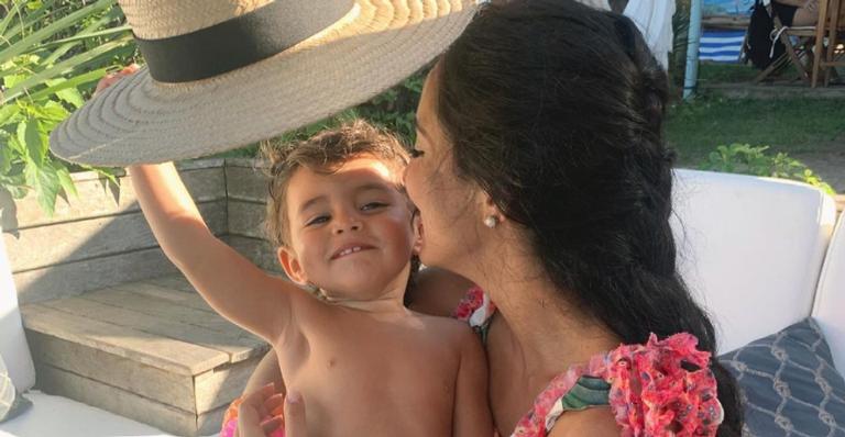 Jade Seba posa com Zion dormindo em seu colo e explode o fofurômetro: ”Meu lugar de paz”
