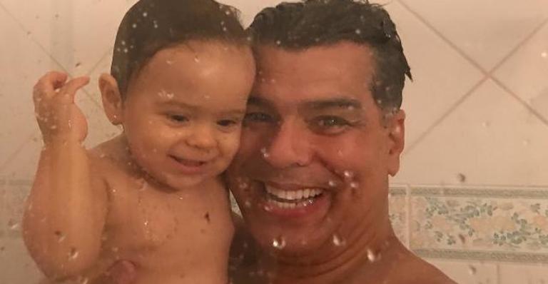 Mauricio Mattar surge se divertindo com a filha, Ilha: ”Com o papai no parquinho”