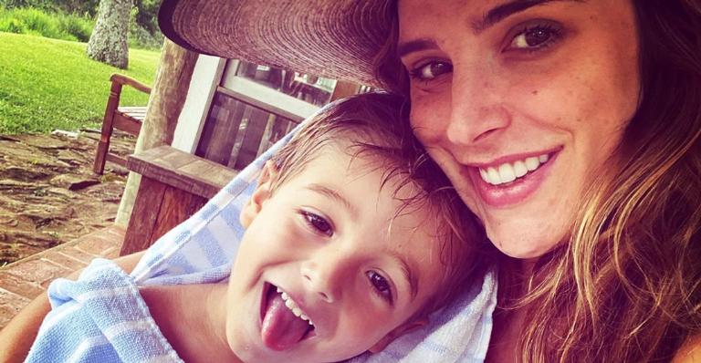 Rafa Brites posa coladinha ao filho durante momento divertido em meio à natureza