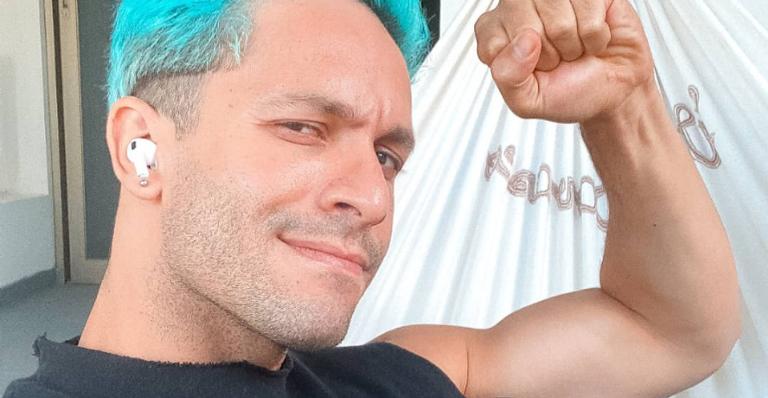 Mostrando o crachá, Rainer Cadete volta às gravações de ‘Verdades Secretas 2’