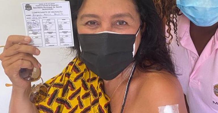 Regina Casé transborda de alegria após tomar segunda dose da vacina: ”Nem sei como agradecer”