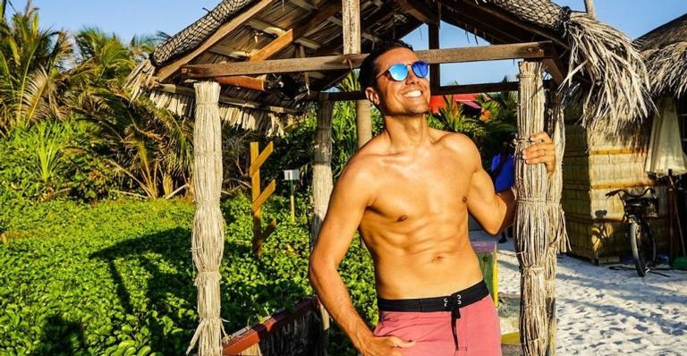 Nas Maldivas, Ricardo Pereira exibe braço definido e chama atenção da web: ”Perfeito”