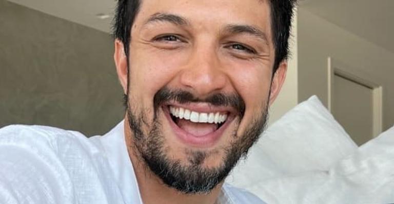 Romulo Estrela surge no set de ‘Verdades Secretas 2’ e agita web: ”Bastidor é legal, né?”