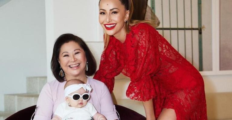 Sabrina Sato compartilha registro da filha com a avó e se derrete: ”Amo esses sorrisos”