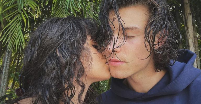 Shawn Mendes derrete coração dos fãs ao posar com Camila Cabello: ”Perfeitos”