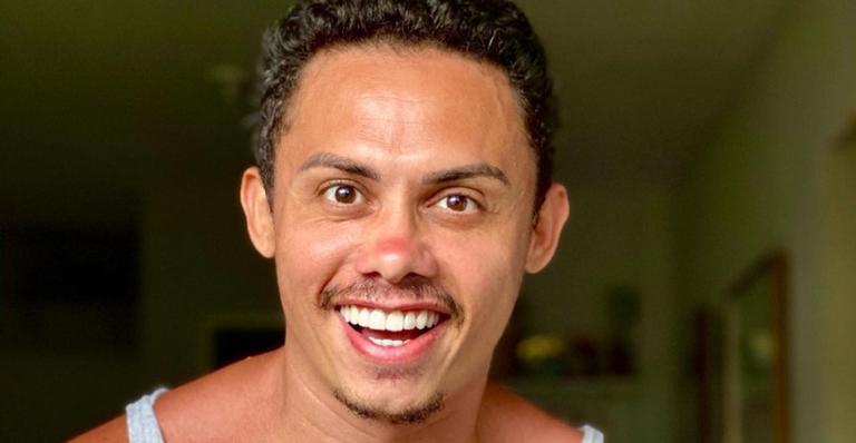 Silvero Pereira demostra sua fé ao posar em frente a capela