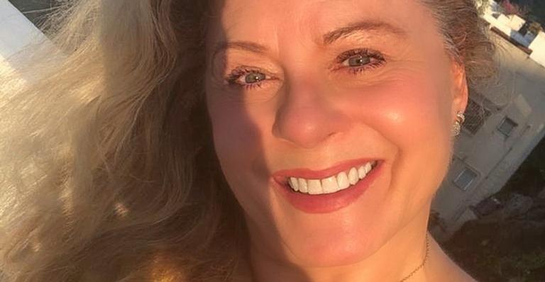 Sorridente, Vera Fischer posa com a barriga de fora e impressiona web: ”Maravilhosa”