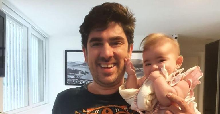 Marcelo Adnet explode o fofurômetro ao mostrar a filha, Alice, dando risada